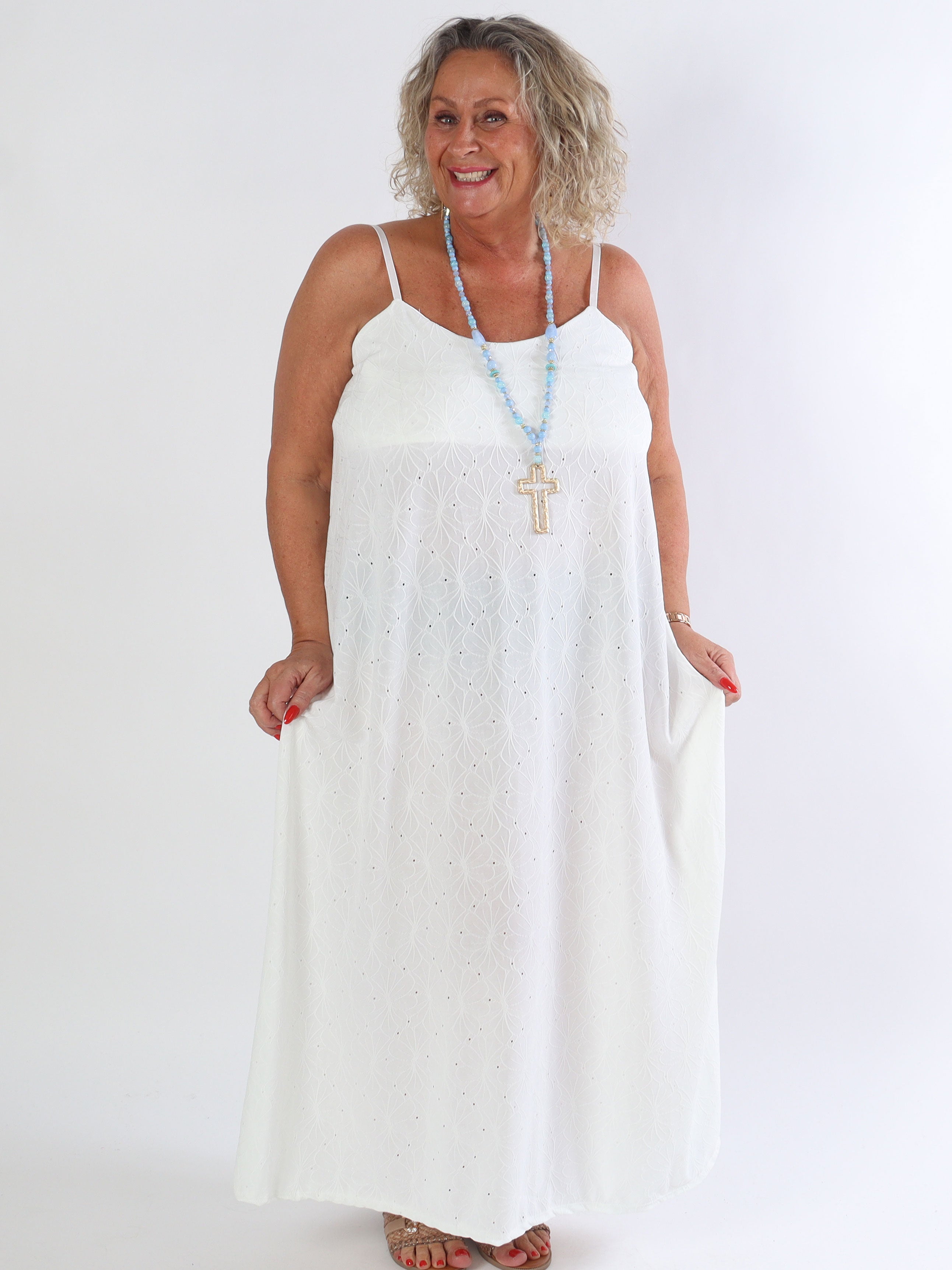 Emilie - Plus size kjole i blødt stof med broderie anglaise